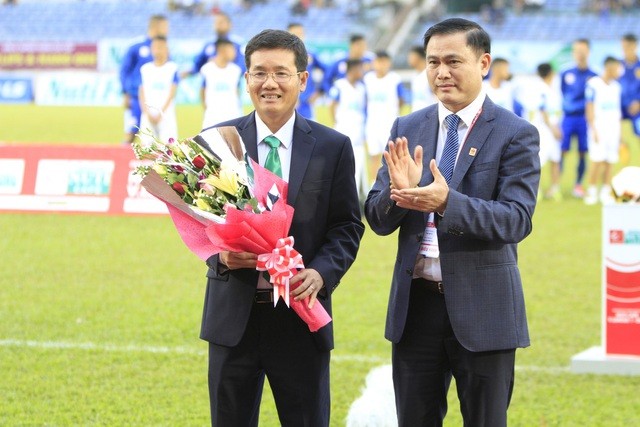 Ông Trần Anh Tú (phải) tiếp tục giữ ghế Chủ tịch HĐQT VPF nhiệm kỳ 2020-2023