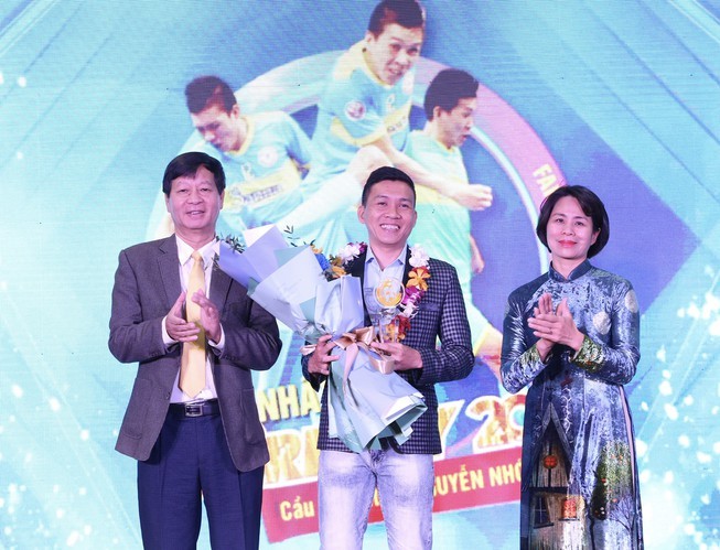 Nguyễn Nhớ được nhận giải Fair-play 2020 nhờ hành vi đẹp trước đối thủ ở giải Futsal quốc gia. (ảnh PLO)