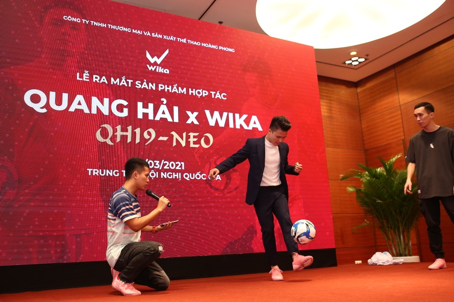Quang Hải biểu diễn tâng bóng ở lễ ra mắt thương hiệu giày mang thương hiệu của mình tại Hà Nội. (ảnh Phong Nguyễn)