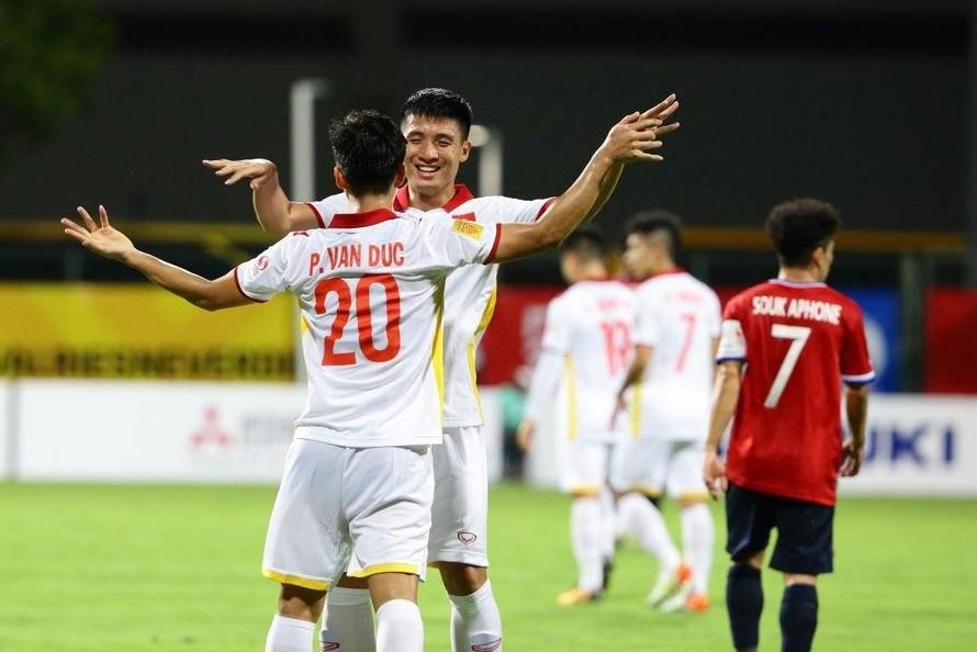 Phan Văn Đức ăn mừng bàn thắng ghi vào lưới đội tuyển Lào tối 6/12.