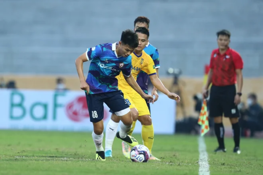 Topeland Bình Định (áo xanh) có chiến thắng đầu tay ở Night Wolf V-League 2022 (ảnh Zing)
