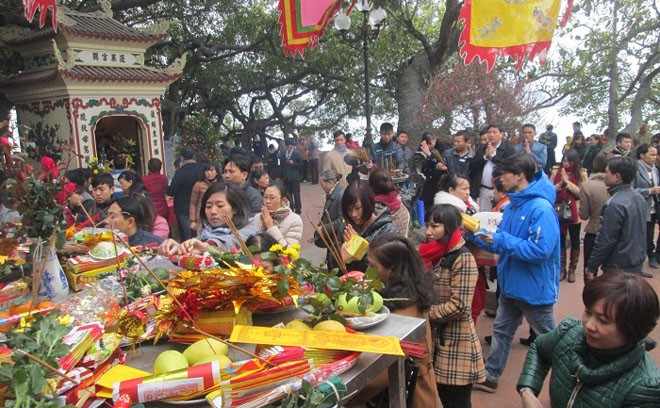 Rất đông người nô nức đi lễ chùa từ sớm.