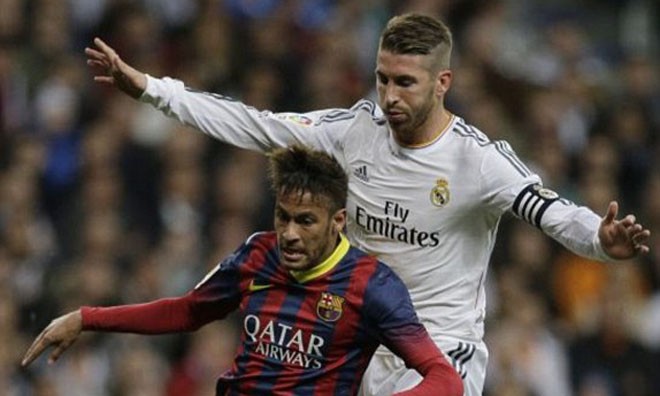 Ramos (áo trắng) và pha bóng dẫn tới tấm thẻ đỏ thứ 19 tại La Liga. 