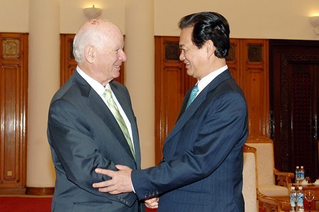 Thủ tướng Nguyễn Tấn Dũng và Thượng nghị sỹ Benjamin Cardin. Ảnh: VGP/Nhật Bắc.