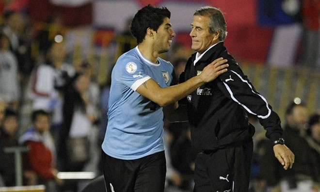 HLV Uruguay lại mang Luis Suarez ra dọa Italy