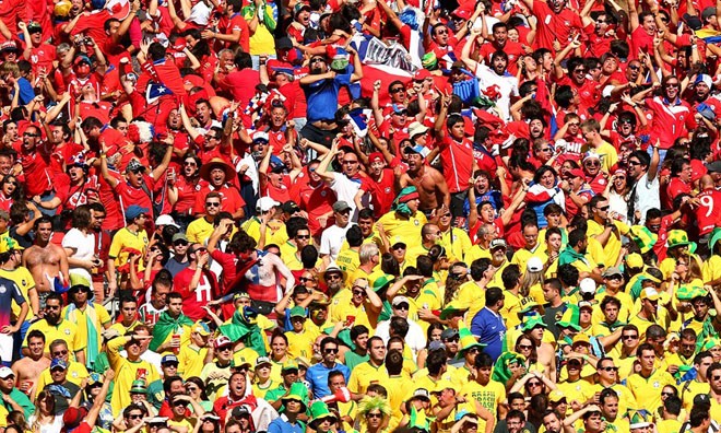 Một góc khán đài ken đặc người của sân Estadio Mineirao ở trận Brazil-Chile.