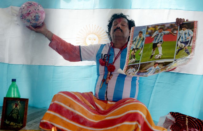 Gouramangi Mohanraj làm phép thỉnh cầu thần linh phù hộ Messi.