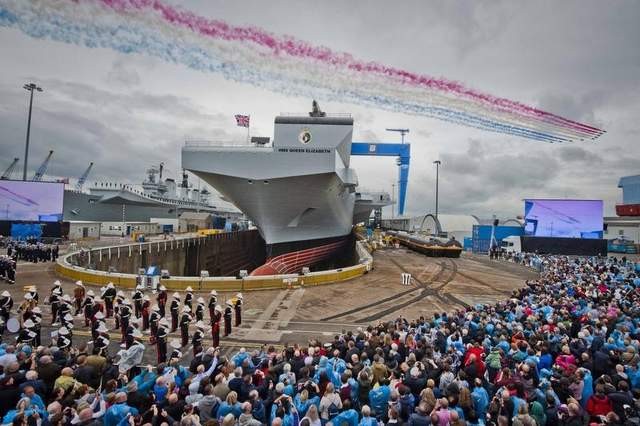 Tàu sân bay chị em của Prince of Wales, HMS Queen Elizabeth, đã được đặt tên hồi tháng 7. 