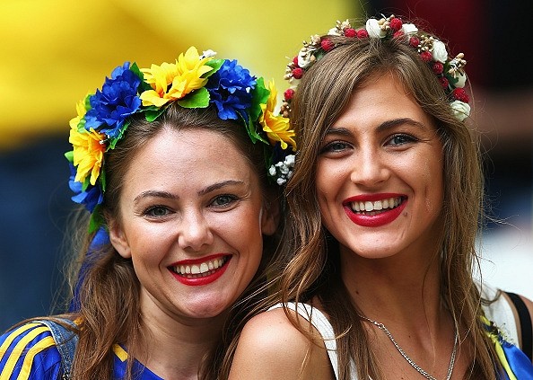 Nụ cười tỏa nắng của nữ cổ động viên Ukraine.