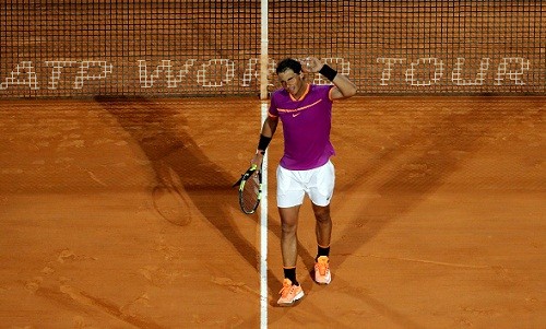 Trận tứ kết giữa Nadal và Schwartzman bắt đầu khi trời đã tối. Ảnh: Reuters. 