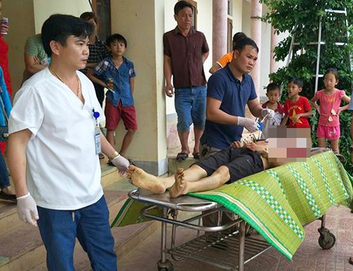 Nạn nhân được người nhà đưa tới Bệnh viện Đa khoa huyện Hương Khê cấp cứu. Ảnh: Đ.H 