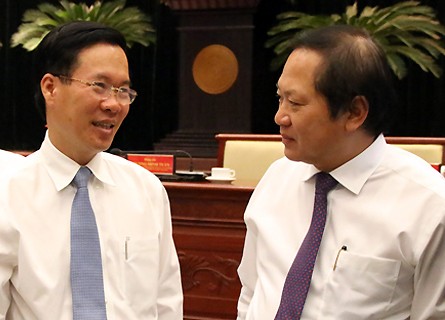 Trưởng Ban Tuyên giáo Trung ương Võ Văn Thưởng trao đổi với Bộ trưởng Trương Minh Tuấn bên lề hội nghị. 