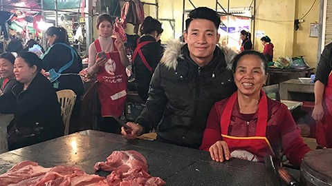 Ngỡ ngàng thấy tuyển thủ U23 Việt Nam bán thịt lợn