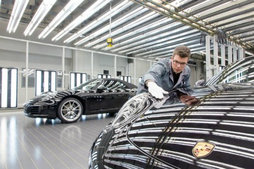 Những nhân viên làm việc tại Porsche nhận được phần thưởng xứng đáng cho kết quả kinh doanh tốt của công ty. 