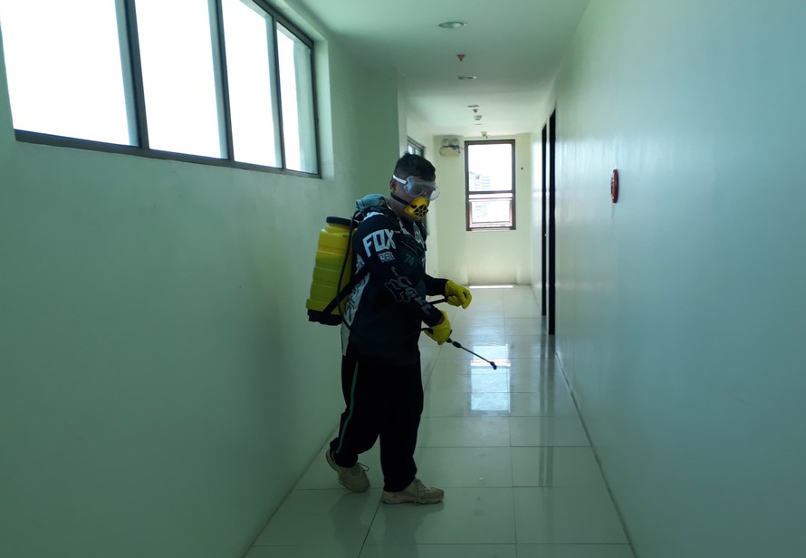 Nhân viên vệ sinh phun thuốc diệt khuẩn tại ký túc xá một trường Anh ngữ tại Cebu