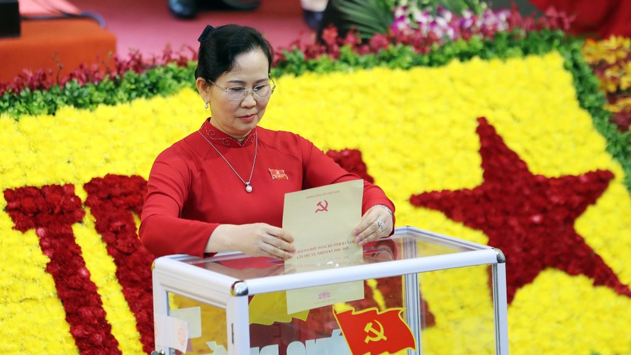 Bà Lê Thị Thủy tái cử Bí thư Tỉnh ủy Hà Nam khóa XX, nhiệm kỳ 2020-2025. Ảnh: Mạnh Thắng