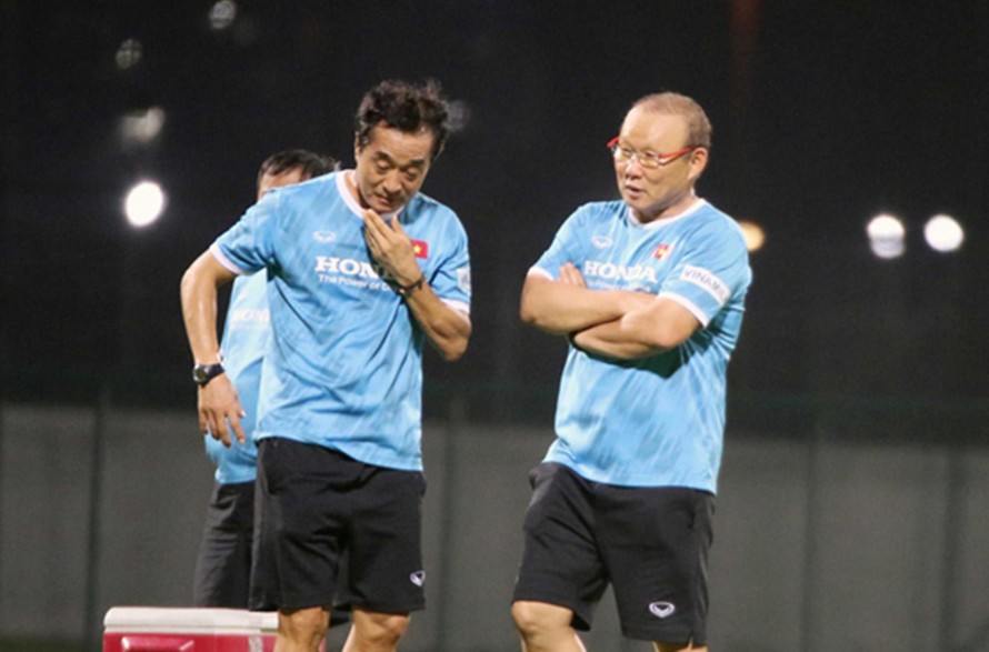 Trợ lý Lee Young-jin (trái) thay HLV Park Hang-seo chỉ đạo trận Việt Nam-UAE. Ảnh: Hữu Phạm (từ UAE) 