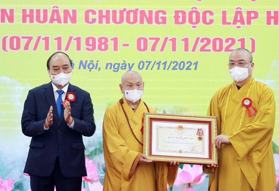 Chủ tịch nước Nguyễn Xuân Phúc trao tặng Huân chương Độc lập hạng nhất cho Giáo hội Phật giáo Việt Nam. Ảnh: Thống Nhất/TTXVN 