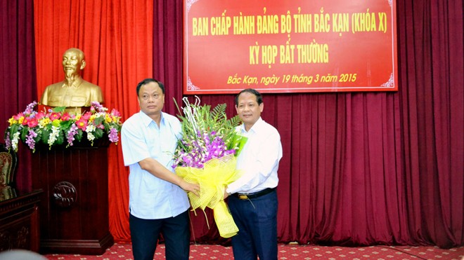 Phó Bí thư tỉnh ủy, Chủ tịch UBND tỉnh Bắc Kạn Lý Thái Hải (phải) chúc mừng ông Nguyễn Văn Du.
