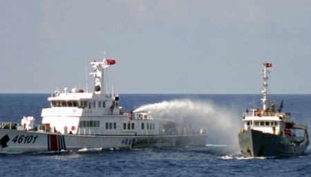 Tàu Trung Quốc phun vòi rồng tấn công tàu cảnh sát biển Việt Nam tại vùng biển gần giàn khoan trái phép HD-981. Ảnh: Reuters