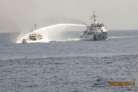 Tàu Trung Quốc dùng vòi rồng tấn công tàu Việt Nam. Ảnh: Bộ Ngoại giao cung cấp. 