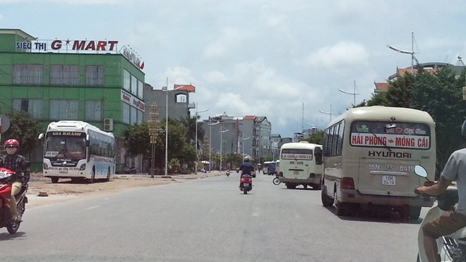 Những hình ảnh gây mất an toàn giao thông của xe khách tuyến Móng Cái - Hải Phòng.