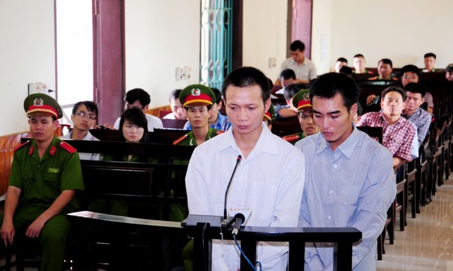 Hai bị cáo Lê Trọng Tú và Lô Minh Trọng tại phiên tòa sơ thẩm sáng 10/6.