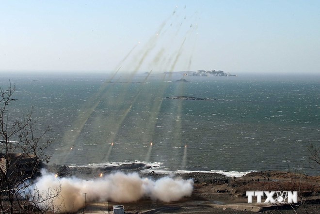 Quang cảnh một cuộc tập trận bắn đạn thật của Triều Tiên. (Nguồn: AFP/TTXVN)