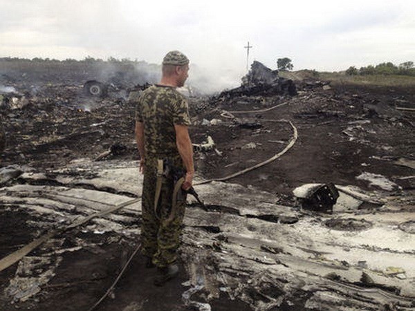 Một tay súng ly khai tại hiện trường vụ rơi máy bay MH17. Ảnh: Reuters