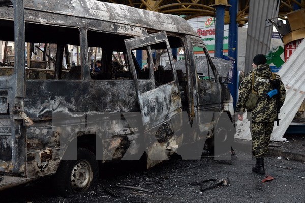 Hiện trường một vụ đánh bom vào trạm xe buýt ở Donetsk, miền đông Ukraine. Ảnh: AFP/TTXVN.