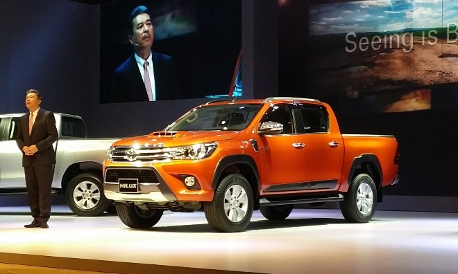 Toyota tung bán tải Hilux mới, quyết đấu Ranger