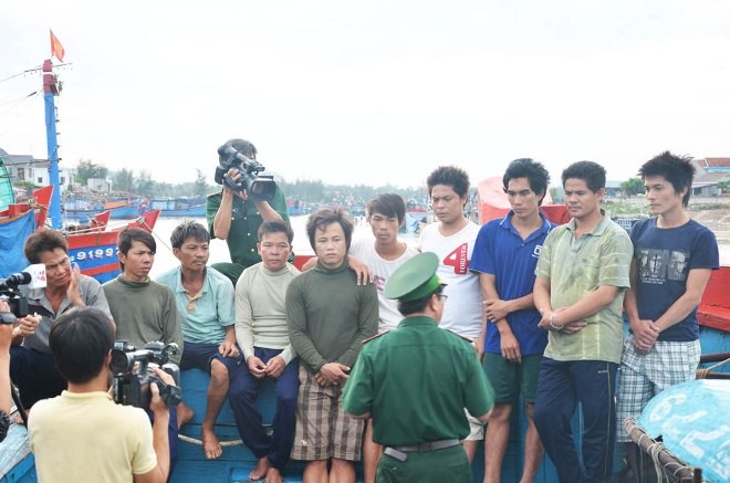 Bộ đội biên phòng Quảng Ngãi ghi nhận thông tin từ ngư dân xã Bình Châu, Bình Sơn (Quảng Ngãi) sau vụ ngư dân bị tấn công tại Hoàng Sa hồi tháng 7/2015. Ảnh L.C