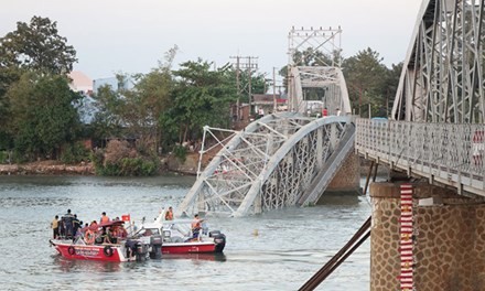 Hiện trường vụ cầu Ghềnh (Đồng Nai) bị tông sập. 