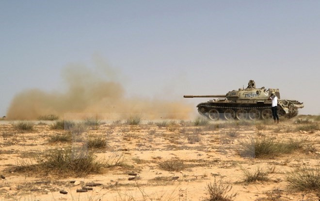 Lực lượng ủng hộ Chính phủ Libya trong chiến dịch chống IS ở Sirte ngày 2/7. (Nguồn: AFP/TTXVN)