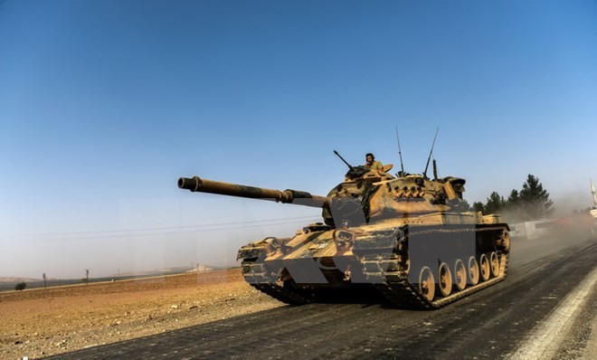  Xe quân sự Thổ Nhĩ Kỳ hướng về thành phố biên giới Karkamis ở vùng miền Nam Gaziantep ngày 24/8. (Nguồn: AFP/TTXVN)