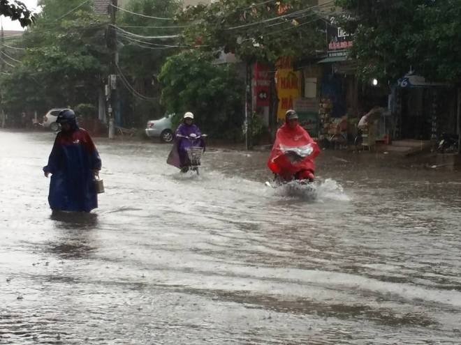 Nhiều tuyến đường trên địa bàn TP Hà Tĩnh bị nước nhấn chìm.