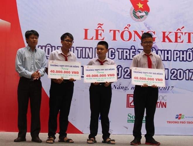 Trường THPT FPT Đà Nẵng trao tặng 3 suất học bổng, mỗi suất trị giá 40 triệu đồng cho 3 thí sinh đạt điểm cao nhất phần thi chung, bảng thi THCS 