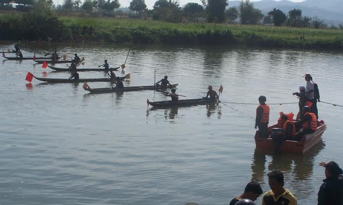  Kon Tum: Đua thuyền độc mộc trên sông Đăk Bla