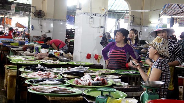 Hàng cá trong các chợ lâm vào tình cảnh người bán nhiều hơn người mua. Ảnh chụp tại hàng cá trong chợ Hòa Khánh (quận Liên Chiểu, Đà Nẵng). Ảnh: Thanh Trần. 