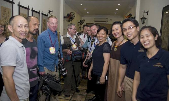 Các nhà báo Mỹ thân thiện chụp ảnh cùng chủ và nhân viên nhà hàng “Quán Cơm Phố”. Ảnh: Thanh Hà