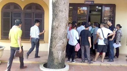 Người dân đến UBND huyện Thanh Trì yêu cầu làm rõ thông tin dự án