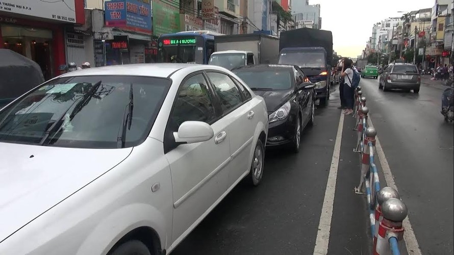 Tai nạn liên hoàn, hàng ngàn xe kẹt cứng trong mưa Sài Gòn
