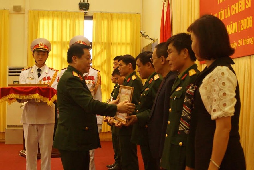 Trung tướng Nguyễn Trọng Nghĩa trao bằng khen của Bộ trưởng Quốc phòng cho các tập thể, cá nhân xuất sắc