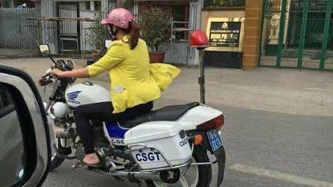 Hình ảnh cô gái mặc thường phục lái xe chuyên dụng của CSGT gây xôn xao cộng đồng mạng.