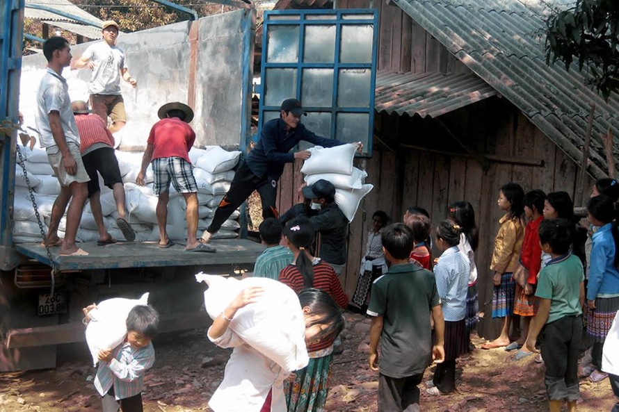 Xuất cấp gạo hỗ trợ học sinh khó khăn tại tỉnh Điện Biên.