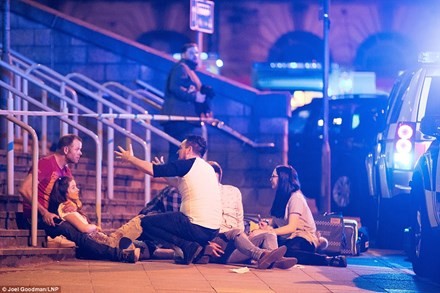 Các nạn nhân bị mắc kẹt tại Manchester sau vụ nổ kinh hoàng.