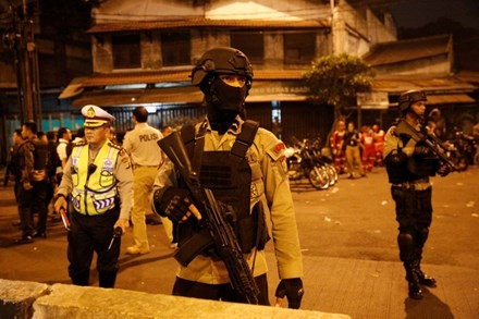 Cảnh sát vũ trang phong tỏa hiện trường vụ đánh bom kép tại trạm xe buýt ở Jakarta.