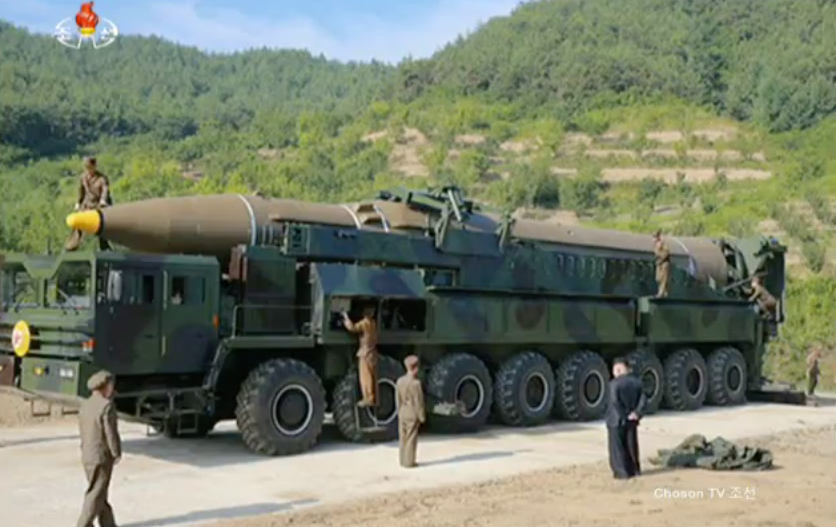 Ông Kim Jong-un giám sát thử nghiệm tên lửa Hwasong 14. Ảnh cắt từ video