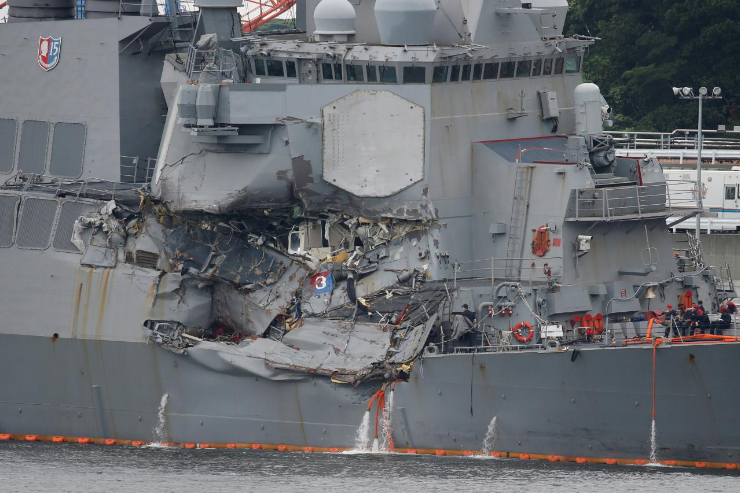 Tàu khu trục USS Fitzgerald của Mỹ bị tàu hàng Philippines đâm hư hỏng nặng. Ảnh: Reuters