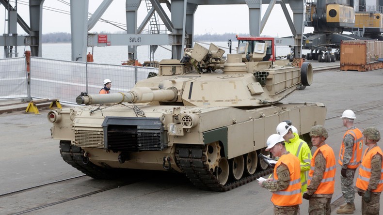 Xe tăng chiến đấu Abrams của Mỹ tại cảng của thủ đô Riga, Latvia vào ngày 9/3/2015. Ảnh: Reuters